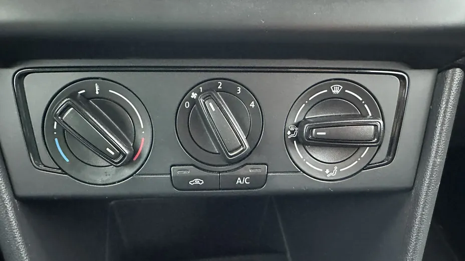 VOLKSWAGEN Polo -