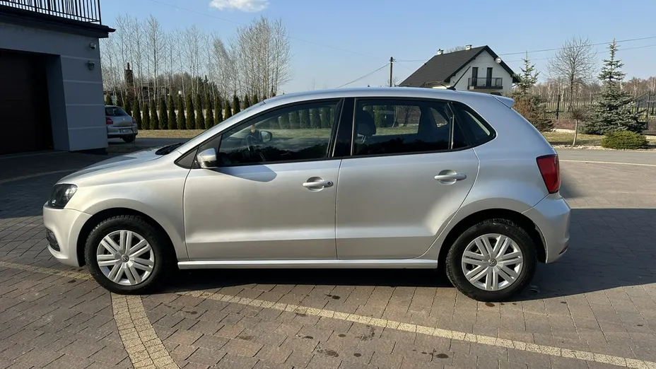 VOLKSWAGEN Polo -
