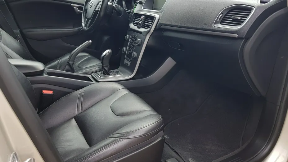 VOLVO V40 -