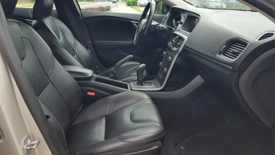 VOLVO V40 -