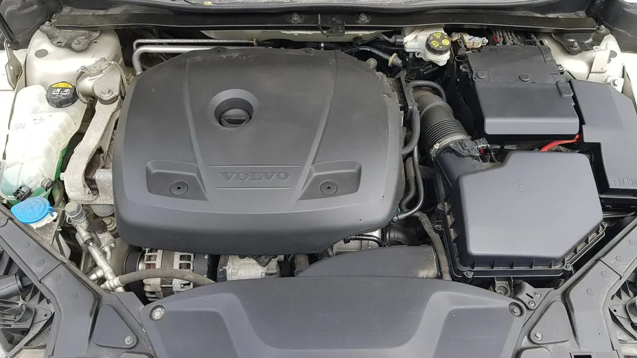 VOLVO V40 -