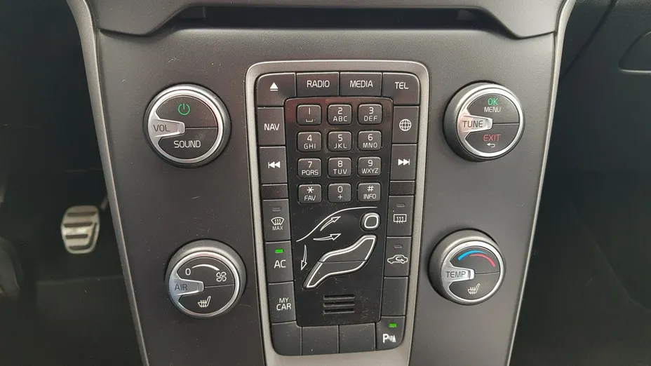VOLVO V40 -