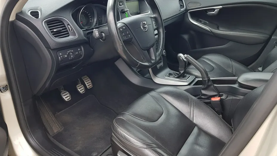 VOLVO V40 -