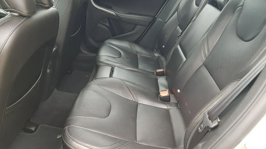 VOLVO V40 -