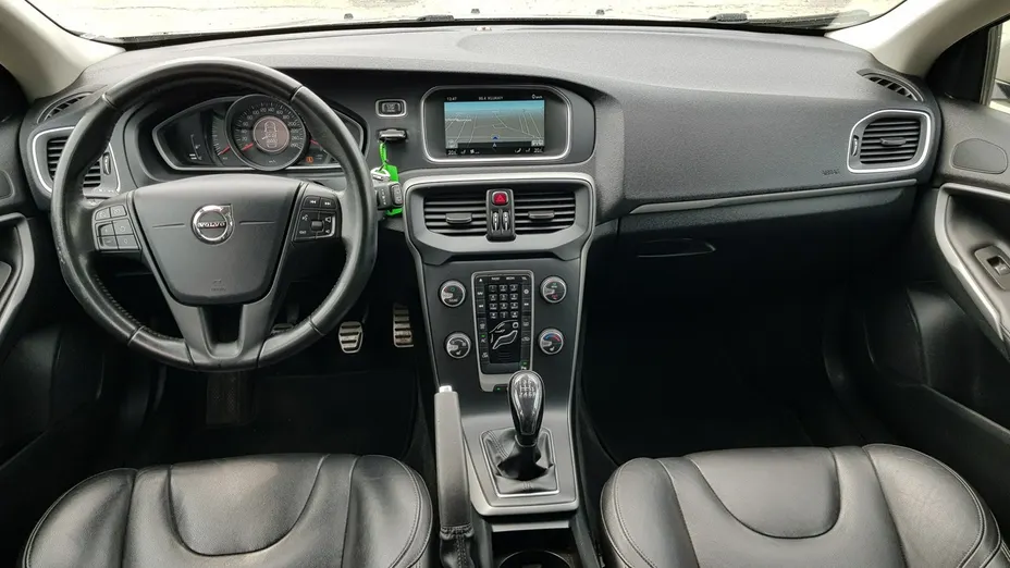 VOLVO V40 -