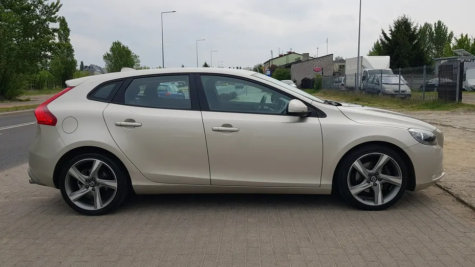 VOLVO V40 -