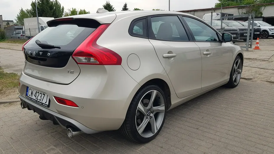 VOLVO V40 -