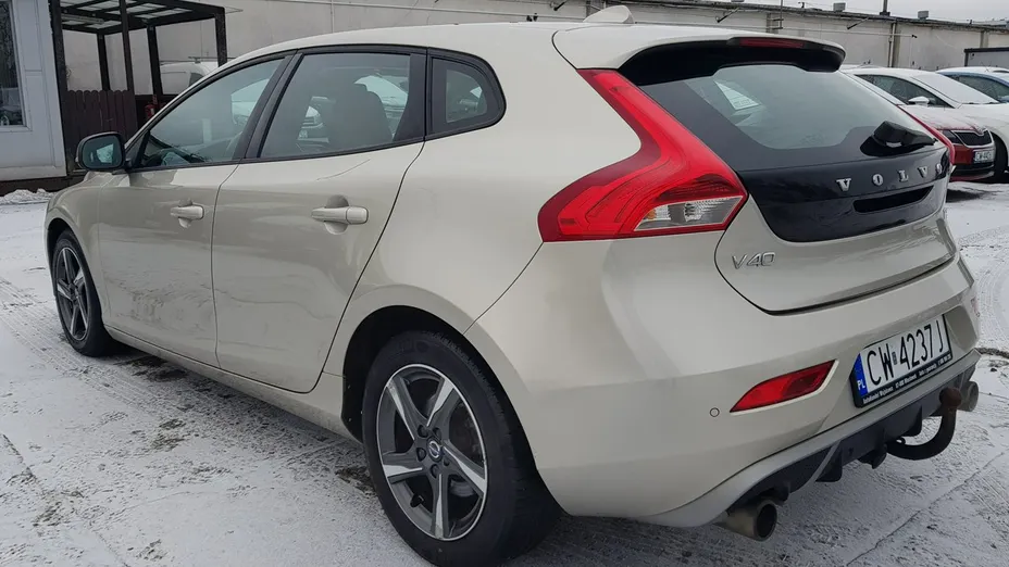 VOLVO V40 -