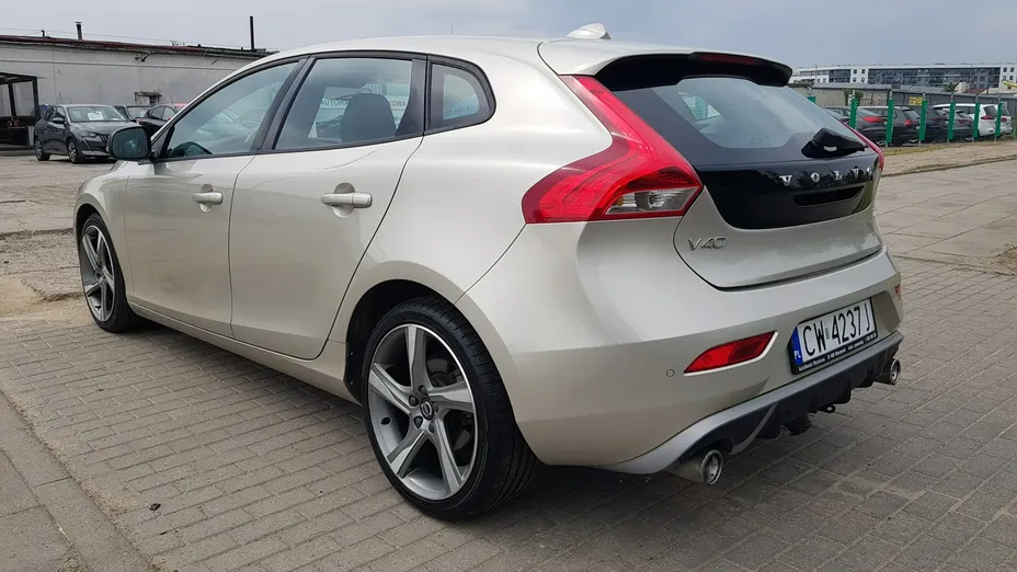 VOLVO V40 -
