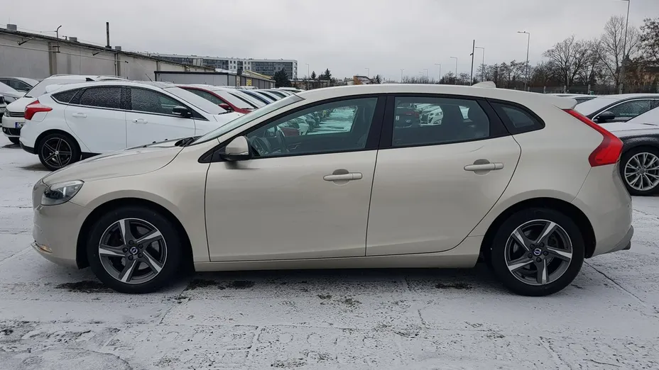VOLVO V40 -