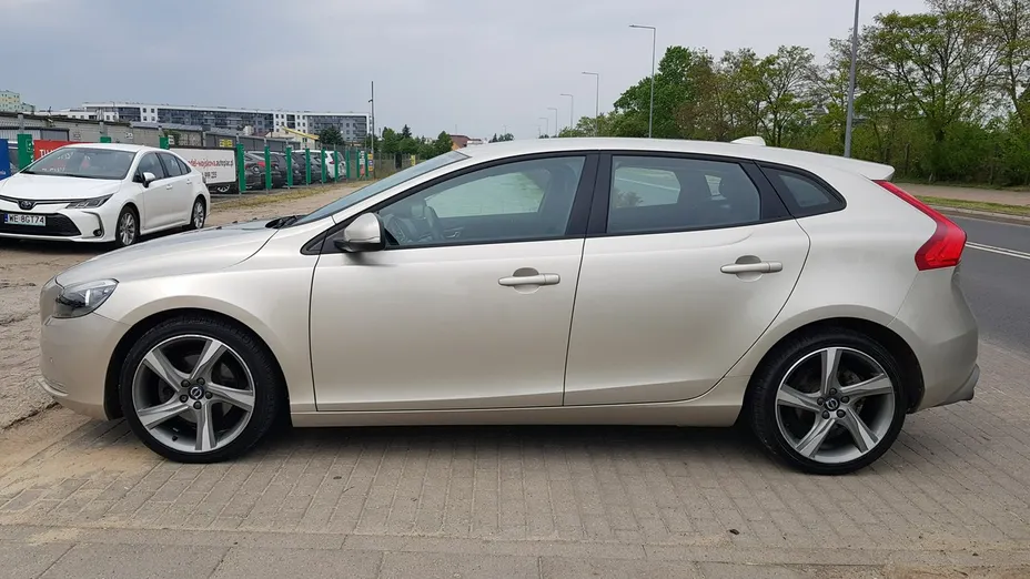 VOLVO V40 -