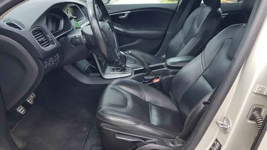VOLVO V40 -