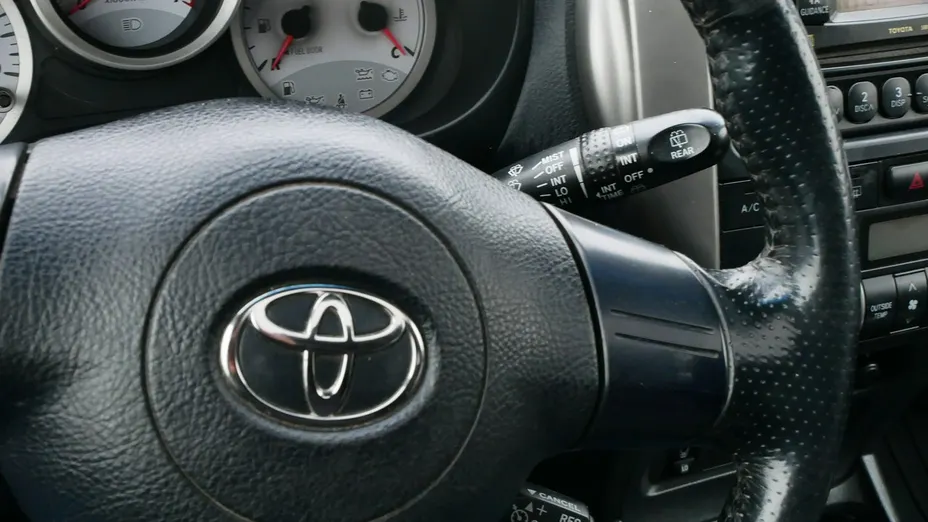TOYOTA RAV4 -