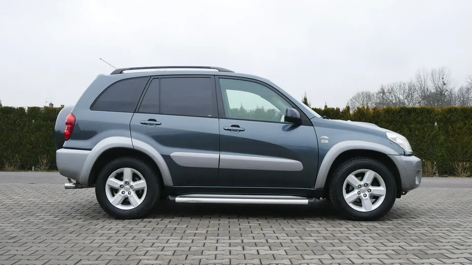 TOYOTA RAV4 -