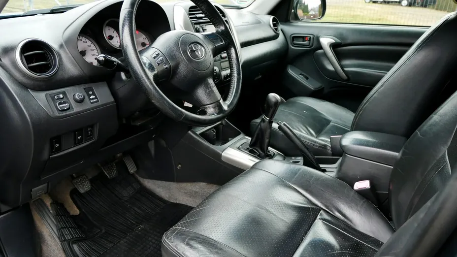 TOYOTA RAV4 -