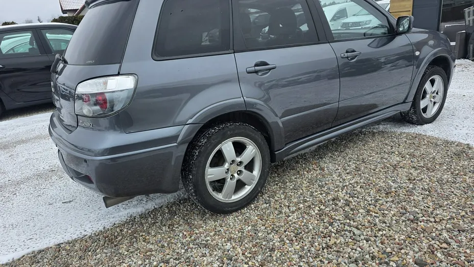 MITSUBISHI Outlander -