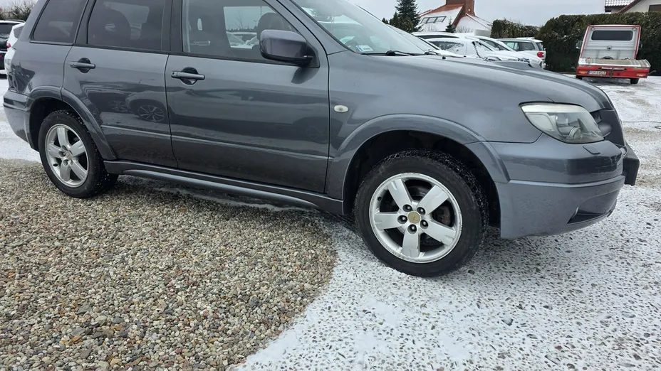 MITSUBISHI Outlander -