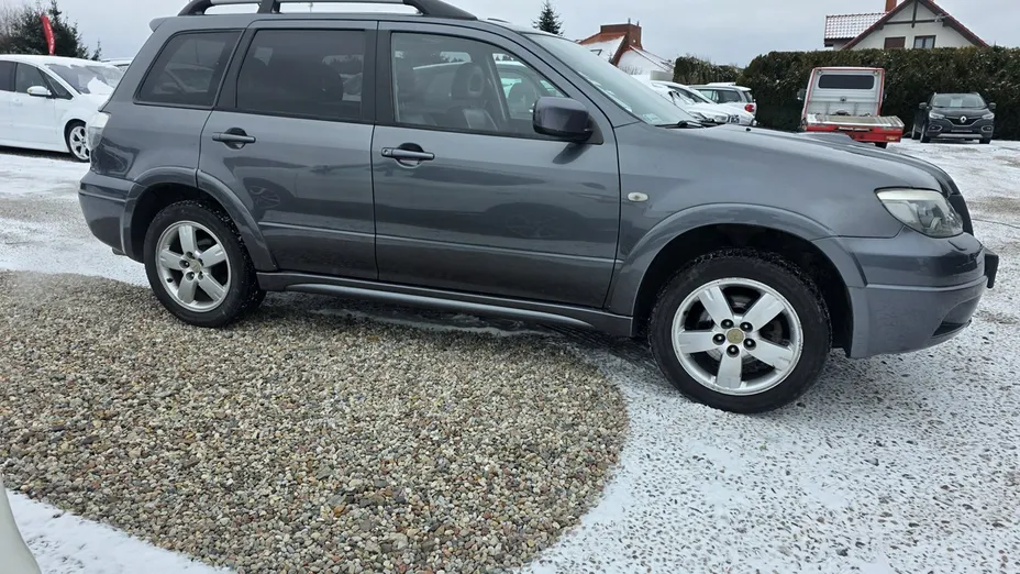 MITSUBISHI Outlander -