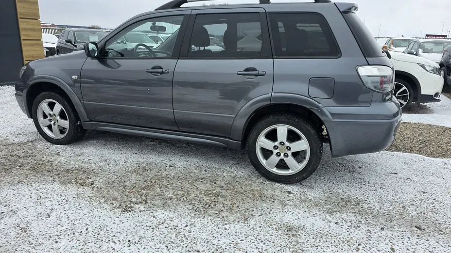 MITSUBISHI Outlander -