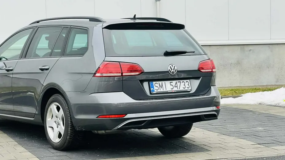 VOLKSWAGEN Golf -