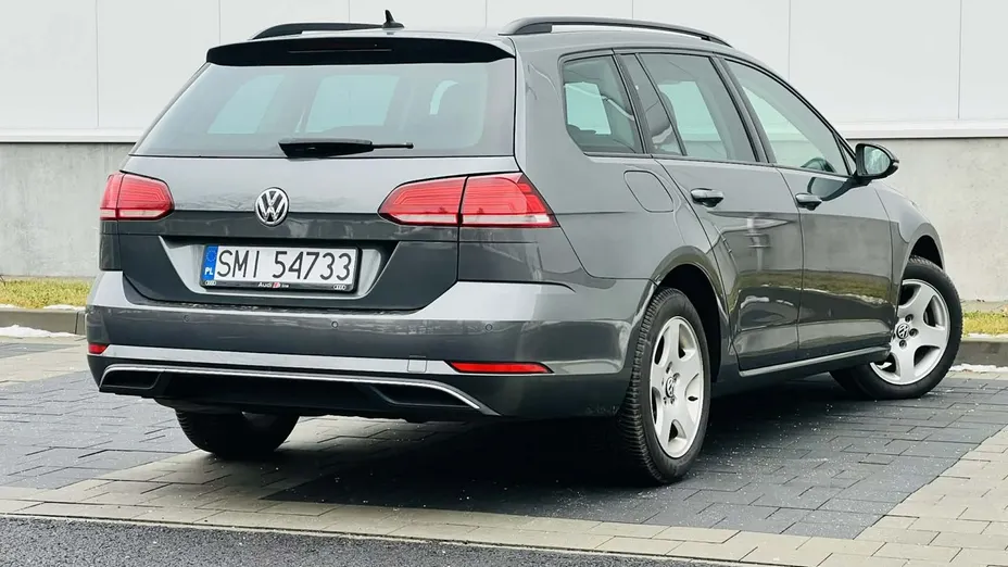 VOLKSWAGEN Golf -