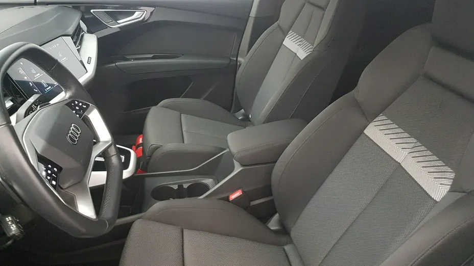 AUDI Q4 e-tron -