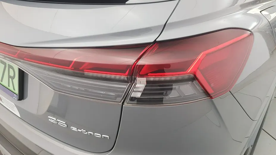 AUDI Q4 e-tron -