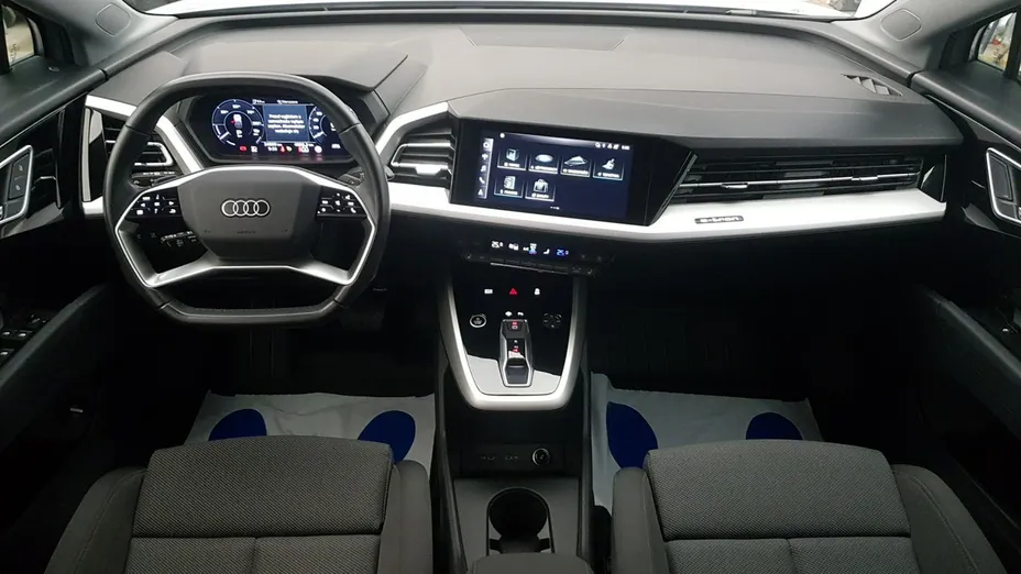 AUDI Q4 e-tron -