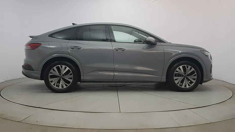 AUDI Q4 e-tron -