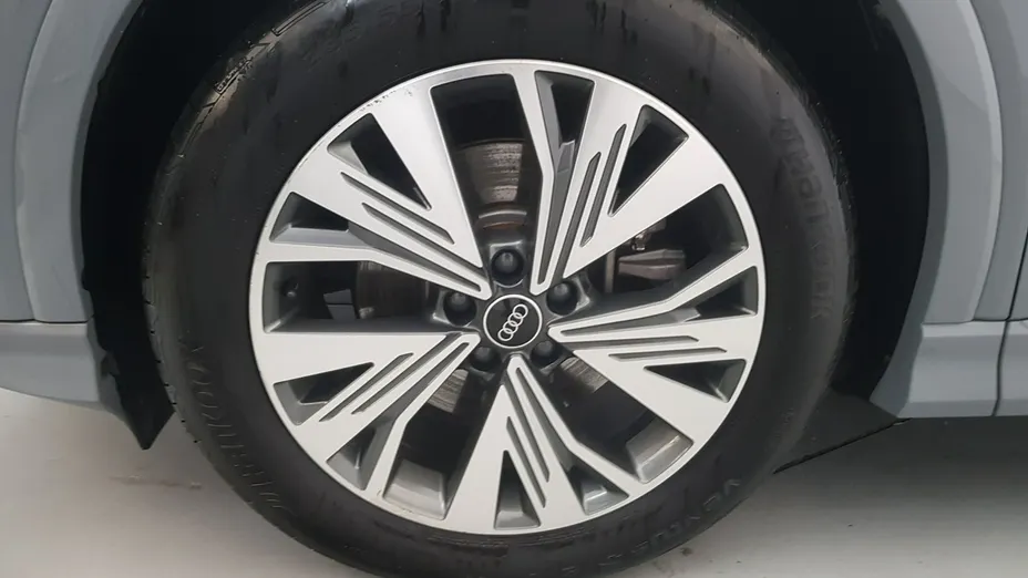 AUDI Q4 e-tron -