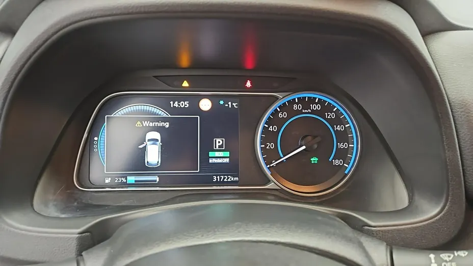 NISSAN Leaf -