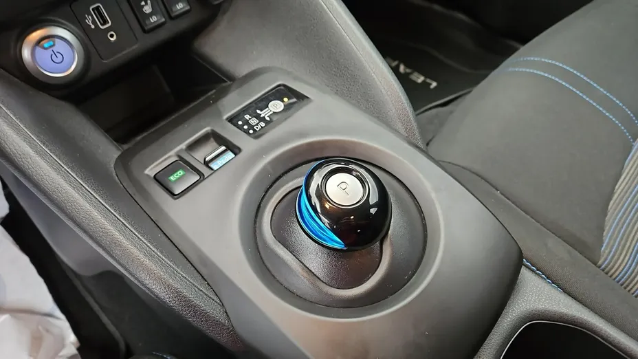 NISSAN Leaf -