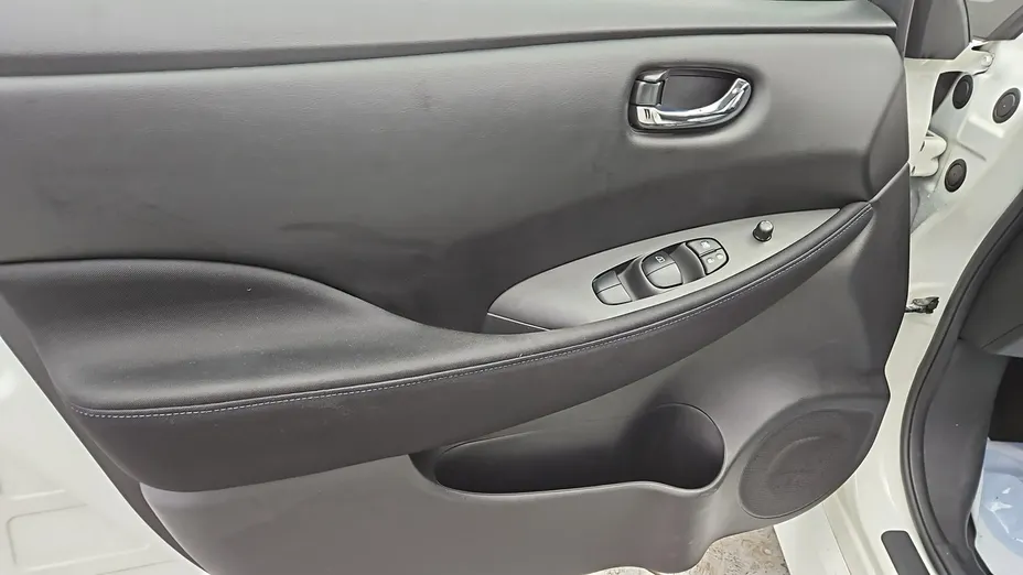 NISSAN Leaf -