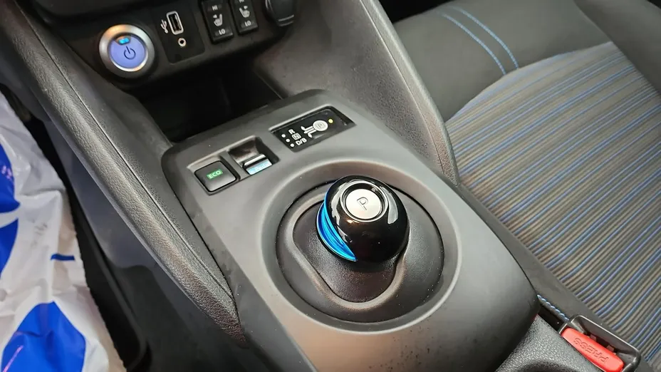 NISSAN Leaf -
