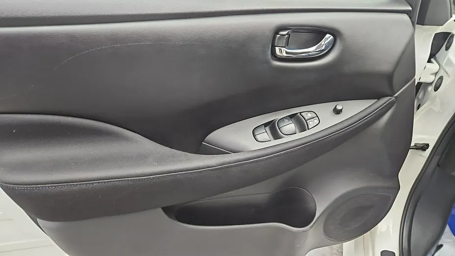 NISSAN Leaf -