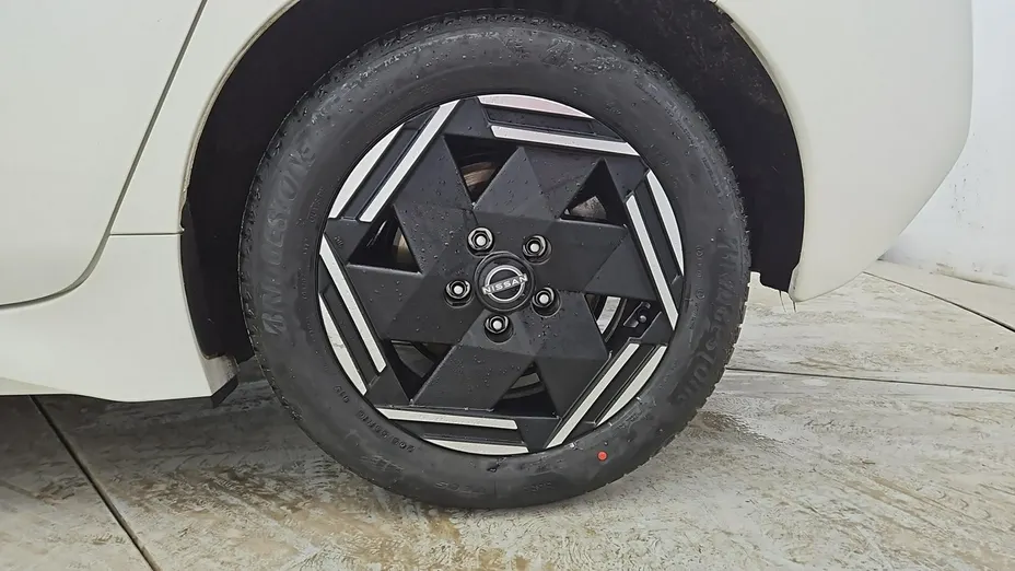 NISSAN Leaf -