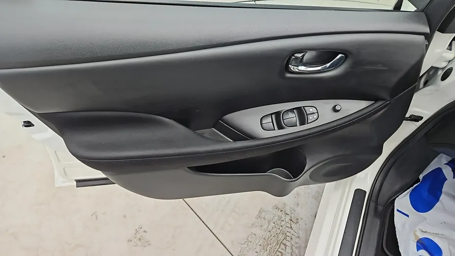 NISSAN Leaf -