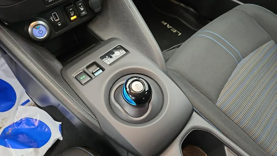 NISSAN Leaf -