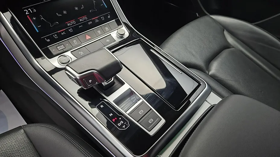 AUDI Q8 -