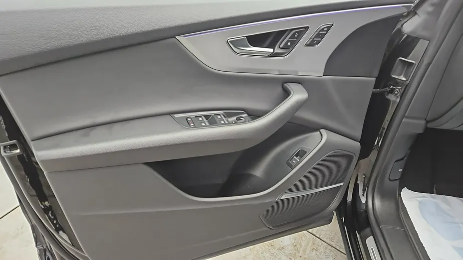 AUDI Q8 -