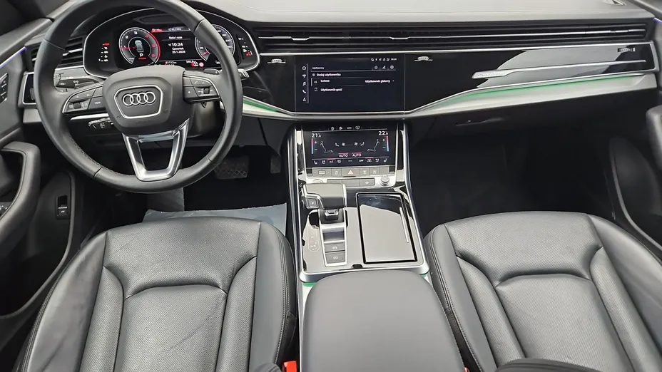 AUDI Q8 -