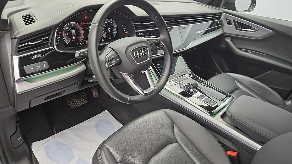 AUDI Q8 -