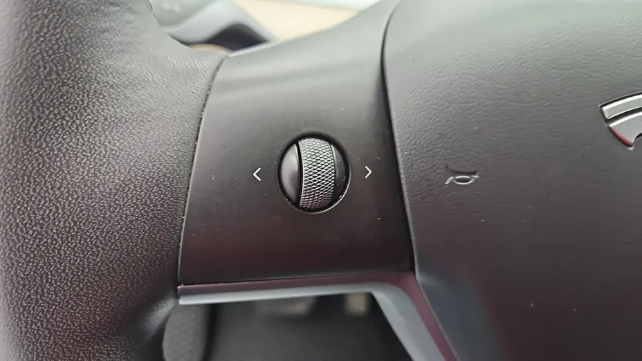 TESLA Model Y -