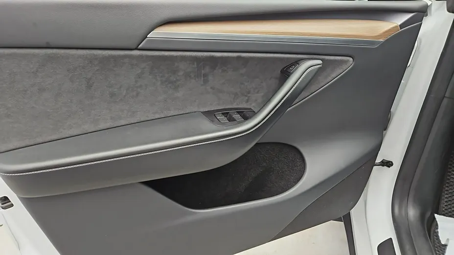 TESLA Model Y -
