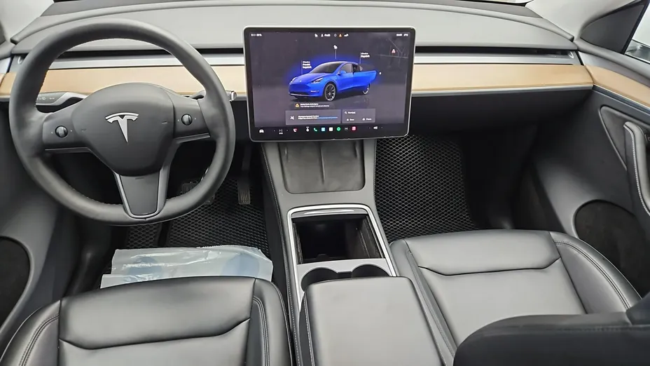 TESLA Model Y -