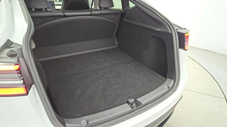 TESLA Model Y -