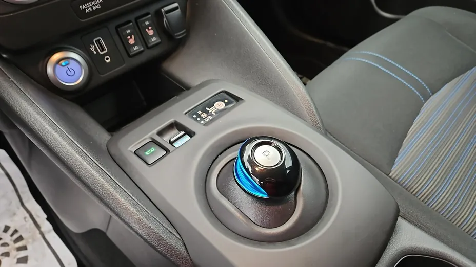 NISSAN Leaf -