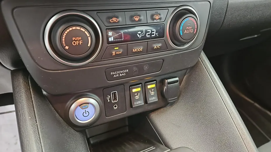 NISSAN Leaf -
