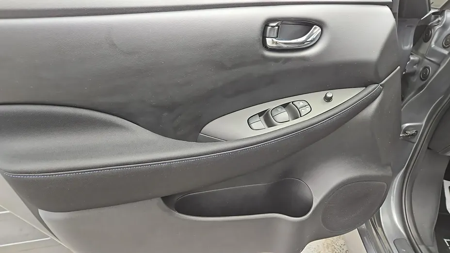 NISSAN Leaf -