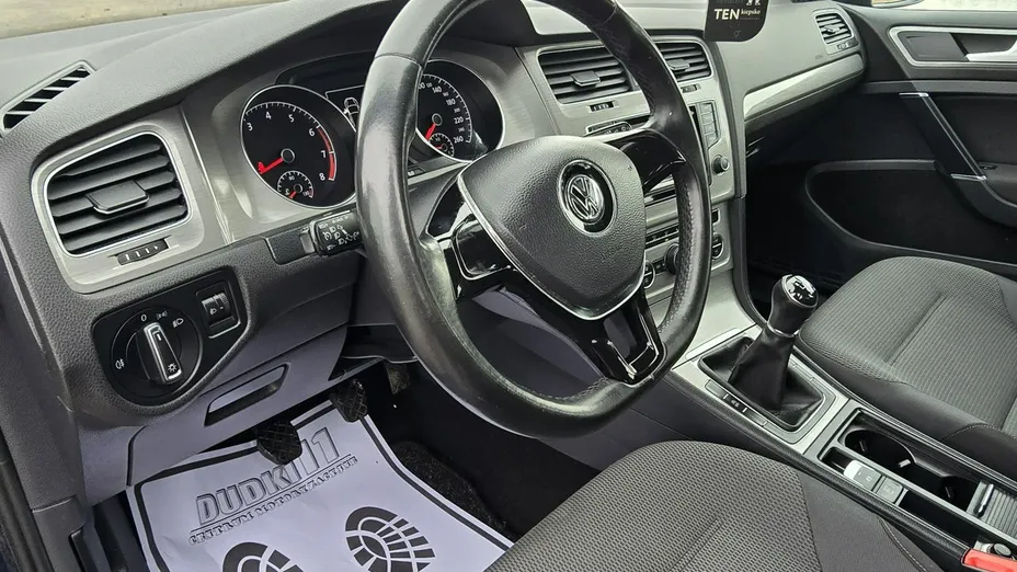 VOLKSWAGEN Golf -
